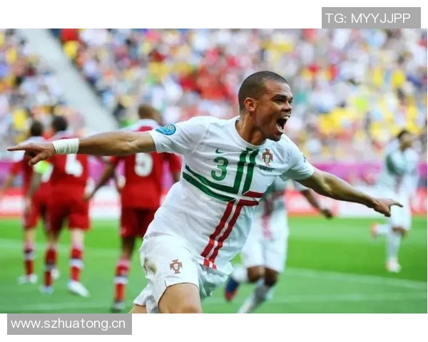 佩佩回忆初见C罗时光:17岁少年训练后啃苹果健身的故事